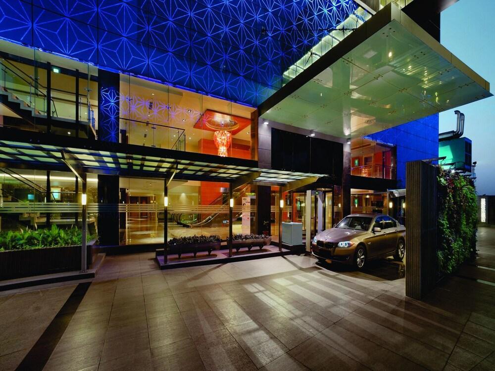 Orange Megastructure Llp Hotel Surat Exterior photo